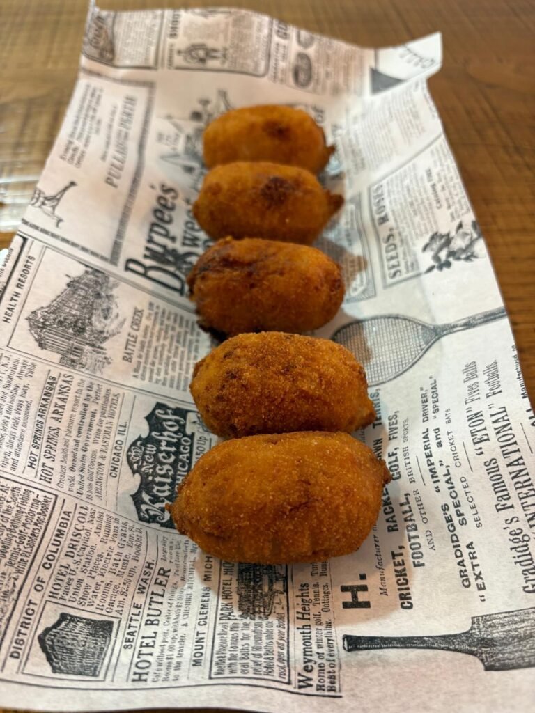 Bravas caseras fritas sobre papel