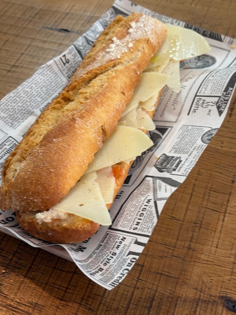 Sándwich de queso y crudo