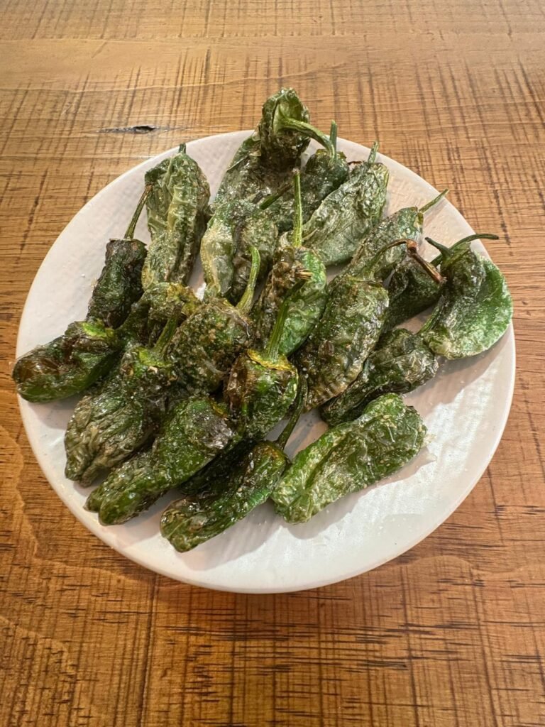 Plato de ajíes verdes apanados